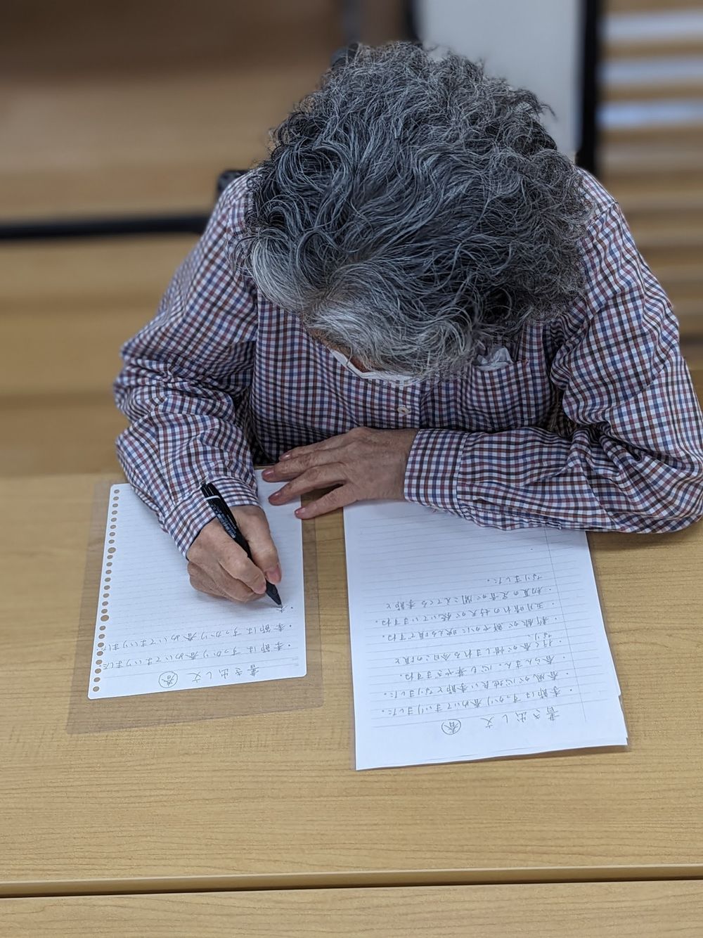 ペン字の練習をしている写真