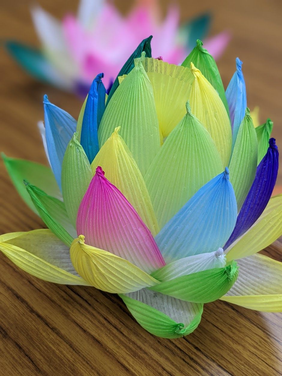 カラフルな紙で作ったハスの花
