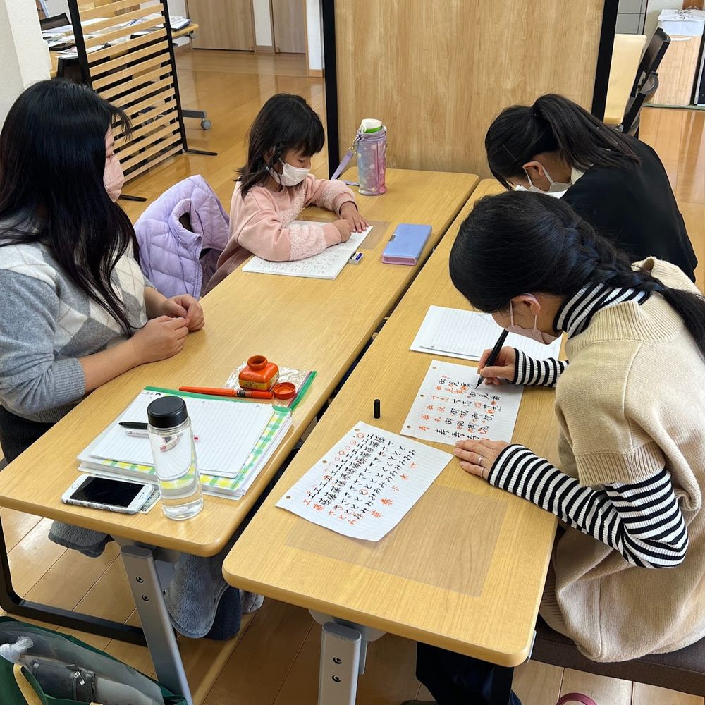 親子で書き方練習をしている
