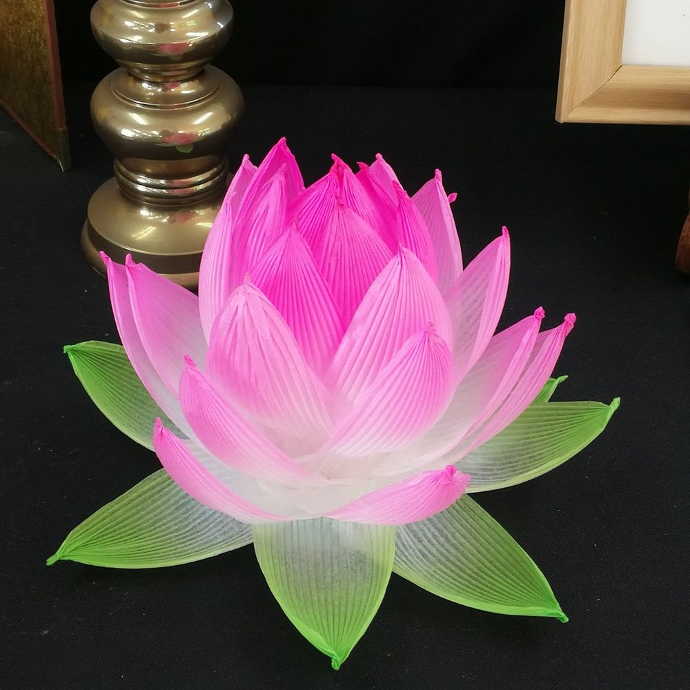 ハスワークで作成した紙で作られたハスの花
