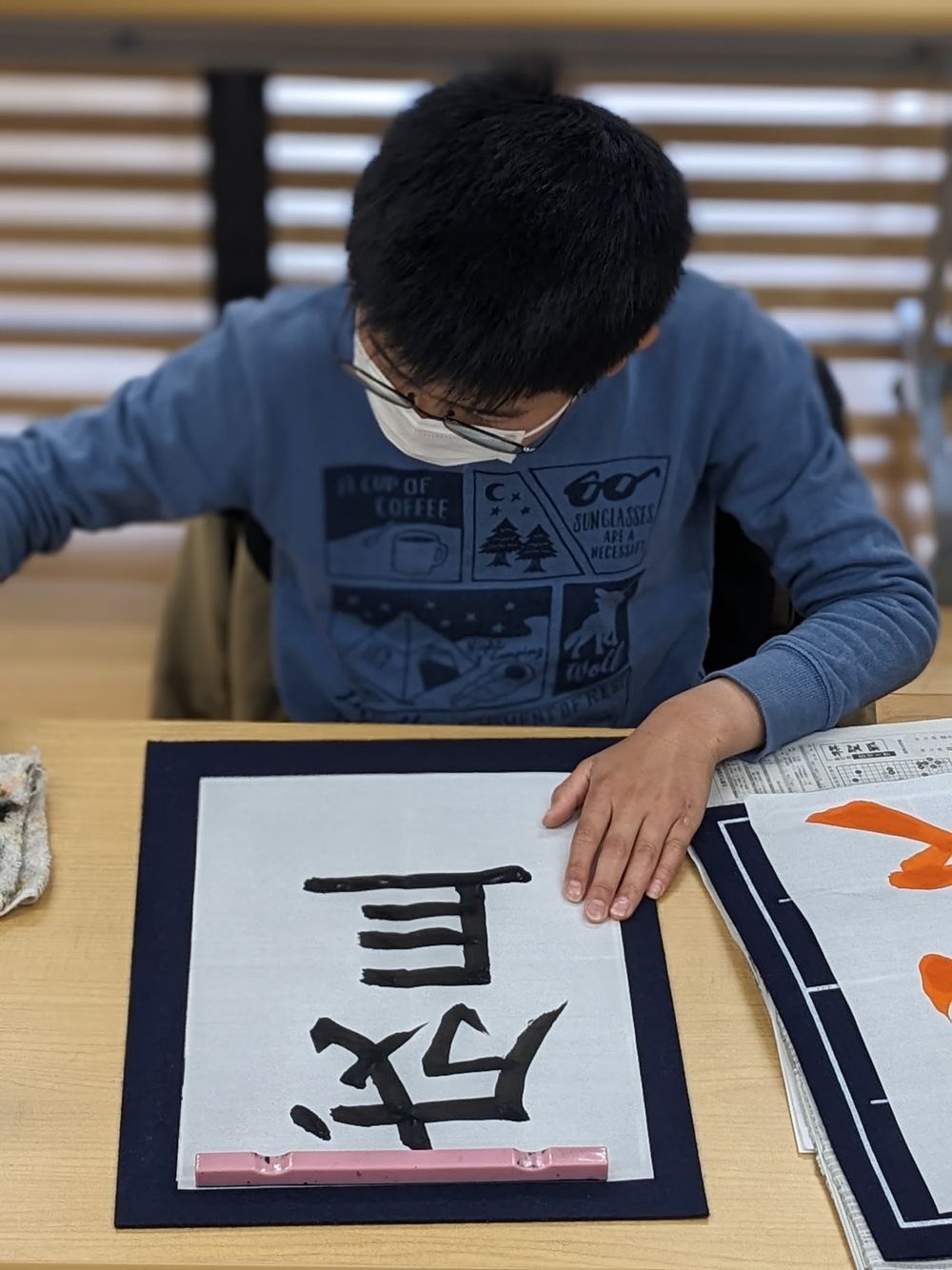 小学生が書道の練習をしている写真