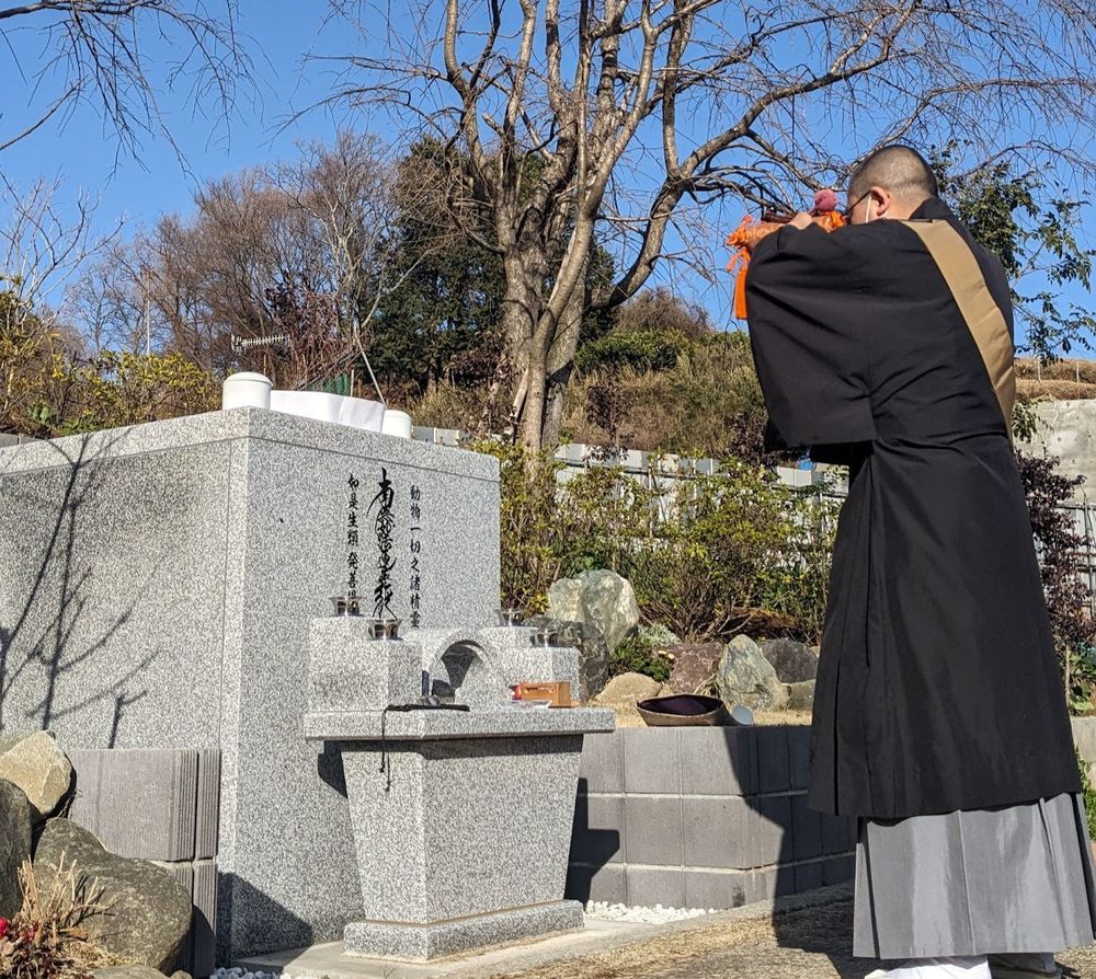住職がペットの樹木葬の合葬墓前で読経供養